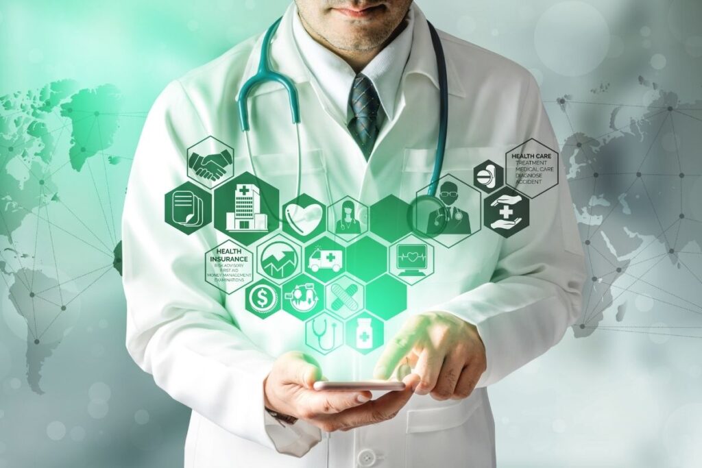 médico aproveitando o potencial da gestão de dados moderna
