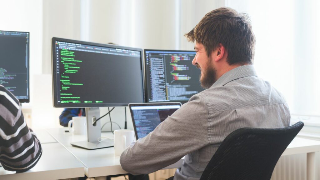 Homem conferindo informações no computador. Imagem ilustrativa para texto Shift Left.